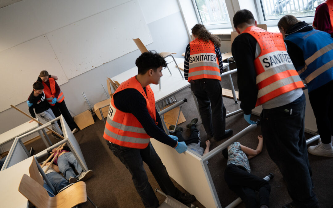 Alle Schulsanitäter treffen sich sofort vor dem Sanitätsraum!