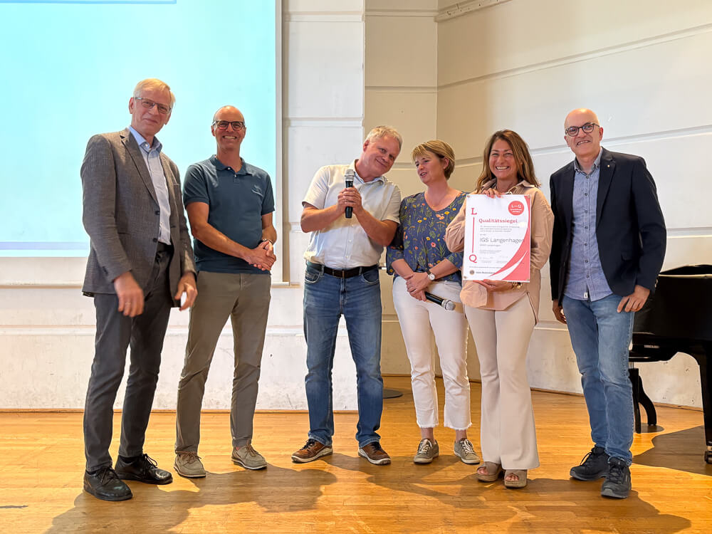 Übergabe des Lions-Quest-Siegels auf der Bühne der Schulaula während der Gesamtkonferenz der IGS Langenhagen.